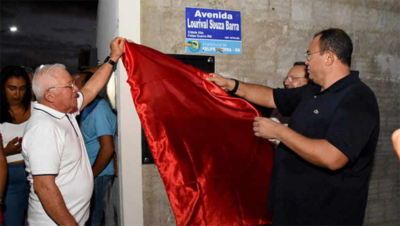 Imagem 1 - Na solenidade, o prefeito Salomão Gomes, falou em ouvir o povo e fazer obras para melhorar a qualidade de vida da população. Disse que outras cinco ruas e avenidas serão asfaltadas nos próximos dias; Ele também toca a construção da Ponte de Aço Armado, com base de concreto, no acesso ao Boqueirão e erradicar, por completo, as casas de taipas do município. Imagem 1 - Na solenidade, o prefeito Salomão Gomes, falou em ouvir o povo e fazer obras para melhorar a qualidade de vida da população. Disse que outras cinco ruas e avenidas serão asfaltadas nos próximos dias; Ele também toca a construção da Ponte de Aço Armado, com base de concreto, no acesso ao Boqueirão e erradicar, por completo, as casas de taipas do município.