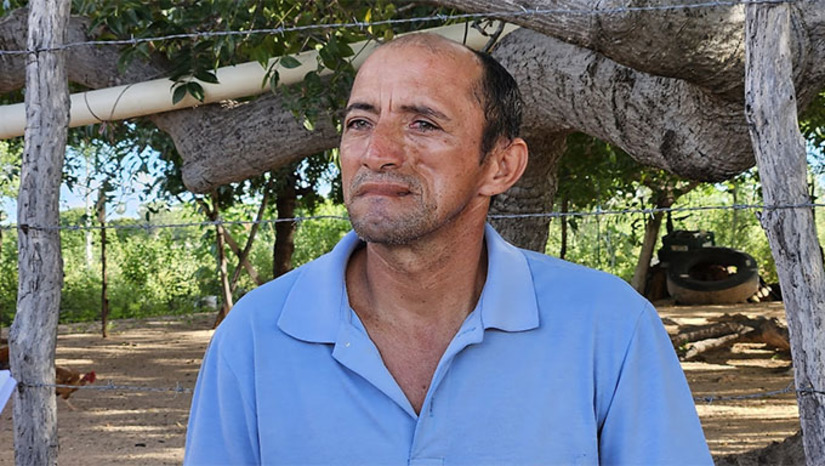 Imagem 1 - Damião têm 47 anos. Mora com a mulher e a filha no Sídio Caboclo II, em Apodi-RN. Ele conta que no início, em outubro de 20219, sentia o lado esquerdo do rosto tremendo. Depois começou a afundar e ano passado, o médico lhe falou que se fizesse a cirurgia de preenchimento e fixação de uma prótese, ele poderia perder o olho esquerdo. Como o SUS não dá este tipo de cirurgia, ele acionou a Justiça, mas só que o juiz negou. Agora está desesperado, pedindo ajuda aos familiares e amigos para juntar R$ 47 mil fazer a cirurgia particular. A campanha para ajuda-lo é organizada por Francisco Josivan Gomes da Silva, através do PIX 84 9 91066496 . Imagem 1 - Damião têm 47 anos. Mora com a mulher e a filha no Sídio Caboclo II, em Apodi-RN. Ele conta que no início, em outubro de 20219, sentia o lado esquerdo do rosto tremendo. Depois começou a afundar e ano passado, o médico lhe falou que se fizesse a cirurgia de preenchimento e fixação de uma prótese, ele poderia perder o olho esquerdo. Como o SUS não dá este tipo de cirurgia, ele acionou a Justiça, mas só que o juiz negou. Agora está desesperado, pedindo ajuda aos familiares e amigos para juntar R$ 47 mil fazer a cirurgia particular. A campanha para ajuda-lo é organizada por Francisco Josivan Gomes da Silva, através do PIX 84 9 91066496 .