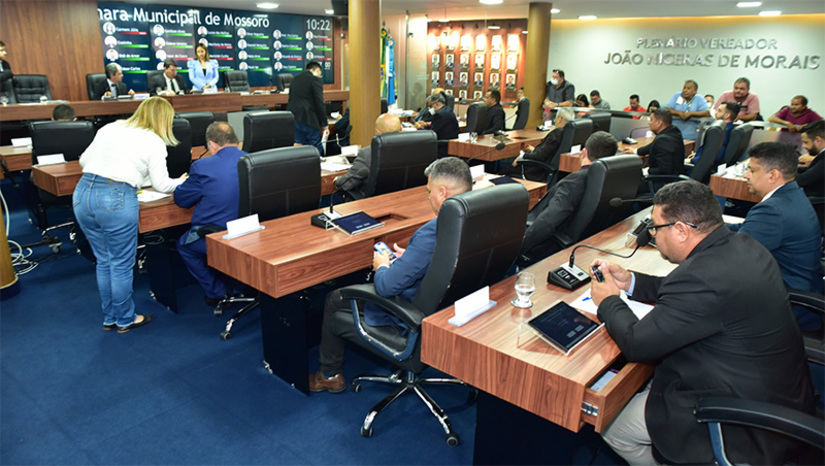 Imagem 1 -  PL da Lei de Diretrizes Orçamentárias para 2025 é aprovado na Câmara de Mossoró em 1º turno. A LDO lança as bases para o Orçamento da Prefeitura – a Lei Orçamentária Anual (LOA), aprovada em dezembro. Na aprovação, prevaleceu o parecer ao projeto da Comissão de Orçamento, Finanças e Contabilidade (COFC), que aprovou uma emenda às diretrizes orçamentárias: “implementação e fortalecimento de cursinhos populares e/ou comunitários pré-vestibular/Enem”, de autoria da vereadora Marleide Cunha.