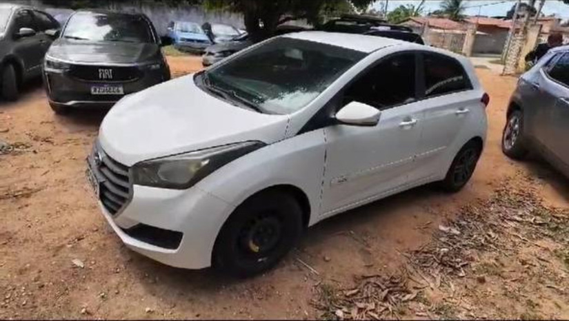 Imagem 1 -  Advogado é indiciado pelos crimes de estelionato e falsidade ideológica em Mossoró. A equipe da Delegacia Especializada de Defesa da Propriedade de Veículos e Cargas (DEPROV/Mossoró) cumpriu, nesta terça-feira (11), mandado de busca e apreensão no escritório do advogado, resultando na apreensão de um veículo e uma motocicleta de luxo, além do bloqueio de recursos financeiros na conta do investigado. De acordo com as investigações, ele teria ocultado seu próprio veículo visando receber de forma ilícita a apólice de seguro, causando considerável prejuízo financeiro à seguradora.