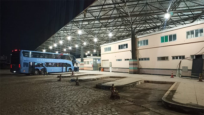 Imagem 1 - O terminal rodoviáriod e Mossoró foi contemplado com a doação de 505 lâmpadas e 141 luminárias que passam a iluminar, com mais eficiência e economia, as áreas de conveniência, administrativas, de embarque, de desembarque, além do estacionamento do Terminal. Os novos equipamentos, de LED, foram doados através do Programa de Eficiência Energética da Neoenergia Cosern, regulado pela Agência Nacional de Energia Elétrica (Aneel). Imagem 1 - O terminal rodoviáriod e Mossoró foi contemplado com a doação de 505 lâmpadas e 141 luminárias que passam a iluminar, com mais eficiência e economia, as áreas de conveniência, administrativas, de embarque, de desembarque, além do estacionamento do Terminal. Os novos equipamentos, de LED, foram doados através do Programa de Eficiência Energética da Neoenergia Cosern, regulado pela Agência Nacional de Energia Elétrica (Aneel).