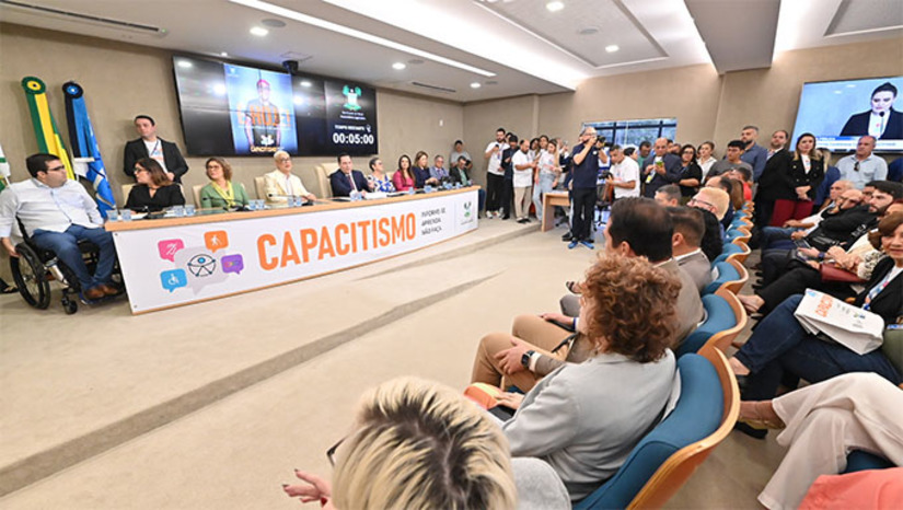 Imagem 1 - A Assembleia Legislativa do Rio Grande do Norte é a primeira do País a tratar do assunto e a levantar o tema com o objetivo de conscientizar a sociedade sobre a importância de respeitar as pessoas com deficiência. O evento foi realizado no auditório Cortez Pereira, na sede do Legislativo, e foi bastante concorrido. Um dos protagonistas da campanha pioneira da ALRN, o influenciador Ivan Baron, espera que a campanha conquiste repercussão nacional. "Vamos levar conhecimento para mais pessoas que não têm acesso à informação, essa campanha tem viés didático, democrático”, alertou. Imagem 1 - A Assembleia Legislativa do Rio Grande do Norte é a primeira do País a tratar do assunto e a levantar o tema com o objetivo de conscientizar a sociedade sobre a importância de respeitar as pessoas com deficiência. O evento foi realizado no auditório Cortez Pereira, na sede do Legislativo, e foi bastante concorrido. Um dos protagonistas da campanha pioneira da ALRN, o influenciador Ivan Baron, espera que a campanha conquiste repercussão nacional. "Vamos levar conhecimento para mais pessoas que não têm acesso à informação, essa campanha tem viés didático, democrático”, alertou.