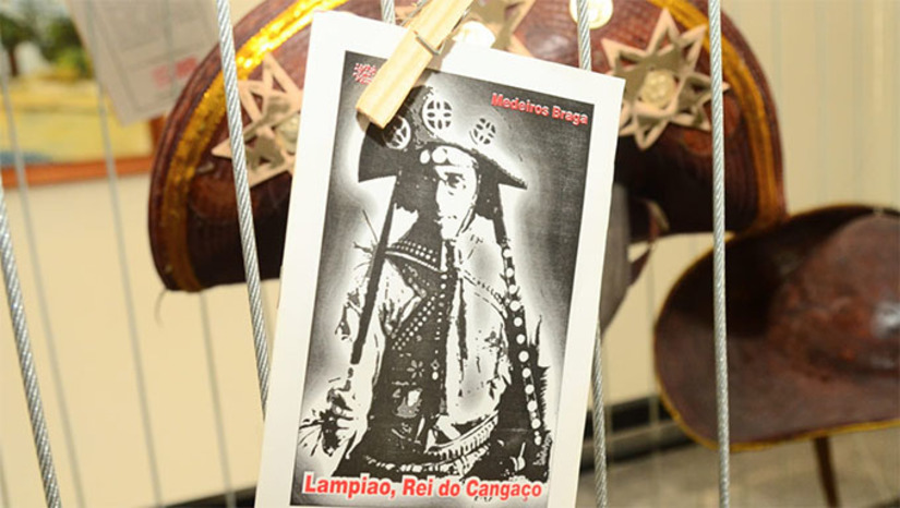 Imagem 1 - O evento, que esta em sua vigéssima edição, faz parte da programação do XX Fórum do Cangaço III, realizado pela Sociedade Brasileira de Estudo do Cangaço.A exposição se apresenta como um incentivo a ampliação dos estudos sobre a temática do cangaço e o fortalecimento da memória e da identidade de seu povo com sua história. A exposição acontece nos dias 11 e 12 de junho no Museu Histórico Lauro da Escóssia e nos dias 13 e 15 de junho será no auditório da FAFIC - Faculdade de Filosofia e Ciências Sociais da Universidade do Estado do Rio Grande do Norte – UERN das 8h às 17h e no sábado das 8h ao meio-dia. Imagem 1 - O evento, que esta em sua vigéssima edição, faz parte da programação do XX Fórum do Cangaço III, realizado pela Sociedade Brasileira de Estudo do Cangaço.A exposição se apresenta como um incentivo a ampliação dos estudos sobre a temática do cangaço e o fortalecimento da memória e da identidade de seu povo com sua história. A exposição acontece nos dias 11 e 12 de junho no Museu Histórico Lauro da Escóssia e nos dias 13 e 15 de junho será no auditório da FAFIC - Faculdade de Filosofia e Ciências Sociais da Universidade do Estado do Rio Grande do Norte – UERN das 8h às 17h e no sábado das 8h ao meio-dia.