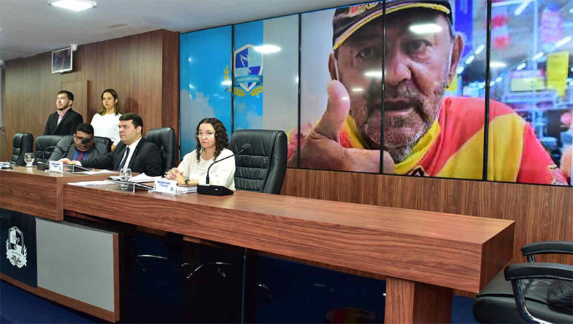 Imagem 1 -  “Paulo Doido” é homenageado com Moção de Pesar na Câmara de Mossoró. Nesta quarta-feira (12), os vereadores respeitaram um minuto de silêncio em memória a Paulino Duarte de Morais, “Paulo Doido”, falecido há quatro dias e frequentador assíduo da Casa. A Moção de Pesar foi apresentada pelo vereador Edson Morais Duarte, “Didi de Arnor” (União Brasil), sobrinho de Paulo, e aprovada em nome de toda a Câmara Municipal. No momento da votação, a imagem de Paulo Doido foi projetada no painel multimídia do plenário da Casa.