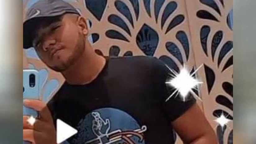 Imagem 1 -  PM registra homicídio no bairro Bom Jesus; o 50º ano de 2024 em Mossoró. A vítima foi identificada como Maycon Herick Venceslau da Silva, de 19 anos. O crime aconteceu por volta das 19h30. O rapaz havia saído de casa poucos minutos antes de ser assassinado a tiros, em via pública, na rua Nair Fernandes de Souza. No local, prevaleceu a lei do silêncio. A polícia civil vai investigar a motivação e autoria do crime.