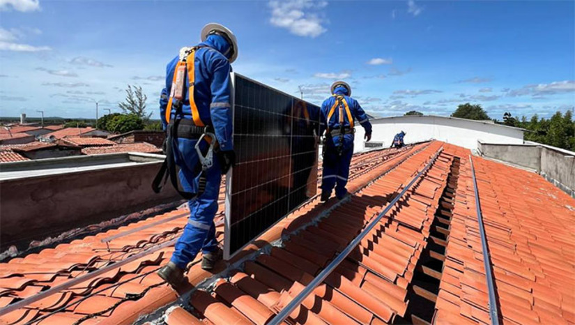 Imagem 1 -  Ao todo, cinco usinas fotovoltaicas já estão em funcionamento com investimento de R$ 1,2 milhão. Agora serão investidos outros R$ 2 milhões em mais de usinas, com previsão de economia mensal de R$ 70 mil. Ao concluir os investimentos, que deve ocorrer nas próximas semanas, a prefeitura vai está economizando média de R$ 100 mil por mês e 1,2 milhão ao ano.