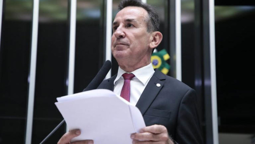 Imagem 1 -  Deputados decidem tornar crime hediondo homicídio praticado em escolas. O projeto de lei, que também aumenta a pena de homicídio e lesão corporal praticados em instituição de ensino em certas situações, foi aprovado na Câmara, nesta quarta-feira (12). O texto agora segue para análise dos Senadores. De autoria do Poder Executivo, o Projeto de Lei 3613/23, foi aprovado na forma do substitutivo do relator, deputado Jorge Goetten (PL-SC). Segundo o texto, a pena padrão de reclusão de 6 a 20 anos pode ser aumentada em 1/3 se o homicídio na instituição de ensino for cometido contra pessoa com deficiência ou com doença que acarrete condição limitante ou de vulnerabilidade física ou mental; saiba mais.