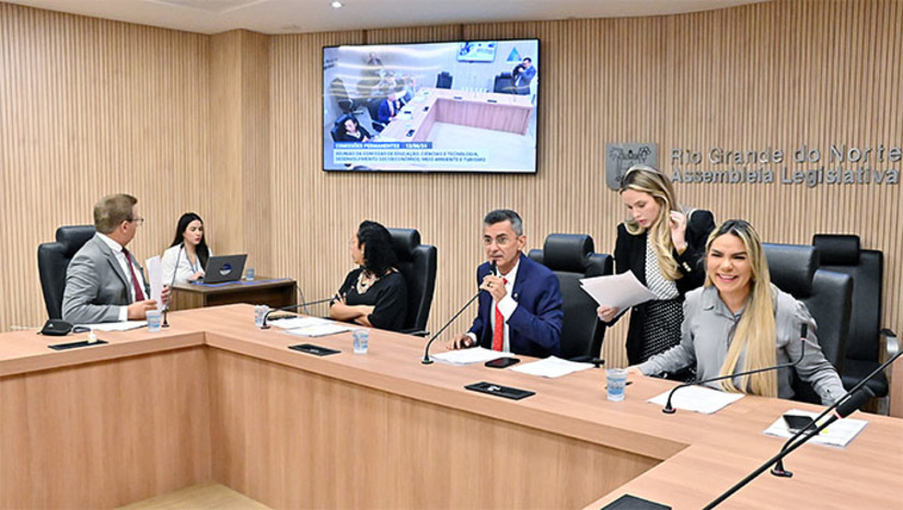 Imagem 1 -  A Comissão de Educação, Ciência e Tecnologia, Desenvolvimento Socioeconômico, Meio ambiente e Turismo (CECTDSMAT) da Assembleia Legislativa aprovou o projeto de lei que altera dispositivos da lei estadual nº 8.427, de 18 de novembro de 2003, que institui o projeto público de irrigação Osvaldo Amorim. “Esse projeto visa a criação de novas categorias de unidades agrárias no projeto, mais conhecido como ‘Projeto Baixo Açu’, no sentido de garantia de lotes para o comércio e serviços voltados ao agronegócio e instalações de packing houses.”, explicou o deputado George Soares.