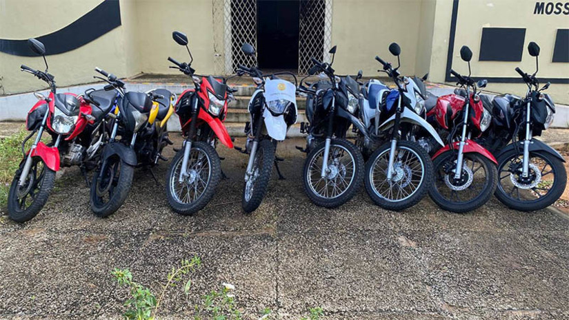 Imagem 1 -  Suspeitos de participar de esquema de roubo, adulteração e venda de veículos são presos em Mossoró. As prisões de três homens aconteceram nesta quinta-feira (13), no bairro Presidente Costa e Silva, no âmbito da "Operação Réplica". O trio é suspeito de integrar uma organização criminosa especializada em roubo e adulteração de veículos na região. Durante as diligências, os investigadores identificaram uma residência utilizada como um ponto de venda de motocicletas roubadas e adulteradas. No local, foram apreendidas oito motocicletas com restrições de roubo, furto e adulteração veicular, além de uma arma de fogo e uma caminhonete Hilux-Toyota.