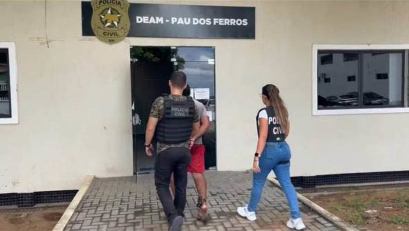 Imagem 1 - Tornozelado é preso por descumprir medida protetiva e perseguir grávida em Pau dos Ferros. A prisão do homem de 36 anos aconteceu nesta sexta-feira (14), pela equipe da Deam de Pau dos Ferros. A vítima é ex-companheira do suspeito e está grávida da pessoa com quem mantém um relacionamento atualmente. Ela procurou a unidade policial relatando que estava sendo seguida pelo ex nas ruas. Além disso, na quinta-feira (13), ele teria feito várias ligações para ela. O suspeito já estava sob uma medida protetiva vigente e utilizava tornozeleira eletrônica. Ele foi detido e encaminhado de volta ao sistema prisional. Imagem 1 - Tornozelado é preso por descumprir medida protetiva e perseguir grávida em Pau dos Ferros. A prisão do homem de 36 anos aconteceu nesta sexta-feira (14), pela equipe da Deam de Pau dos Ferros. A vítima é ex-companheira do suspeito e está grávida da pessoa com quem mantém um relacionamento atualmente. Ela procurou a unidade policial relatando que estava sendo seguida pelo ex nas ruas. Além disso, na quinta-feira (13), ele teria feito várias ligações para ela. O suspeito já estava sob uma medida protetiva vigente e utilizava tornozeleira eletrônica. Ele foi detido e encaminhado de volta ao sistema prisional.
