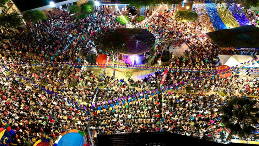 Imagem 1 -  Público lota o Polo Antônio Francisco para assistir o humorista Zé Lezin. O show de humor foi realizado na noite deste domingo (16). Esta é a segunda vez consecutiva que Zé Lezin se apresenta no polo Antônio Francisco. No ano passado também foi sucesso de público. Em 2024, o humorista comemora 40 anos de carreira. “O show de hoje é por conta da comemoração dos meus 40 anos fazendo ‘fuleragem’ e vamos comparar ‘as coisas de ontem e de hoje’ porque serve para o público mais novo e para o pessoal que me acompanha desde muito tempo”, disse.