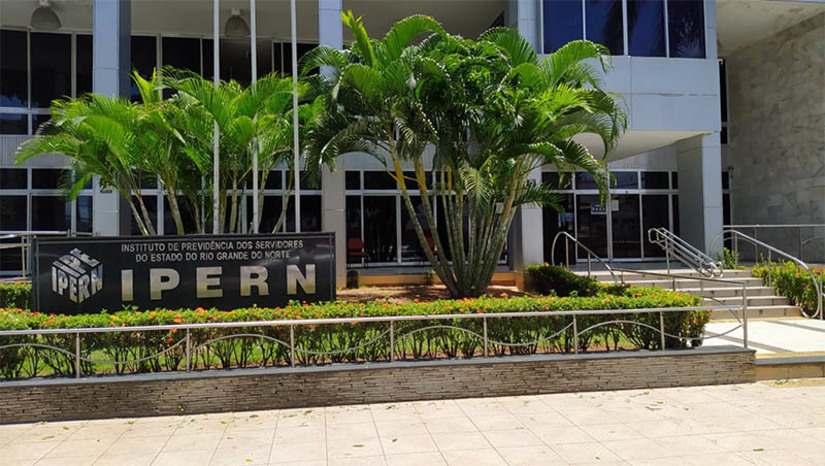 Imagem 1 -  Decisão do STF garante aposentadoria pelo Ipern a servidores do RN que entraram sem concurso. A medida beneficia mais de 3 mil servidores do Governo do Rio Grande do Norte. A decisão encerra a discussão que envolvia a decisão emitida no ano passado pelo Tribunal de Contas do Estado (TCE), que estabelecia a data-limite de 25 de abril para que servidores contratados sem concurso se aposentassem pelo Instituto de Previdência dos Servidores Estaduais (Ipern). Após a data, os trabalhadores teriam de se aposentar pelo Regime Geral de Previdência Social (RGPS), por meio do Instituto Nacional do Seguro Social (INSS).