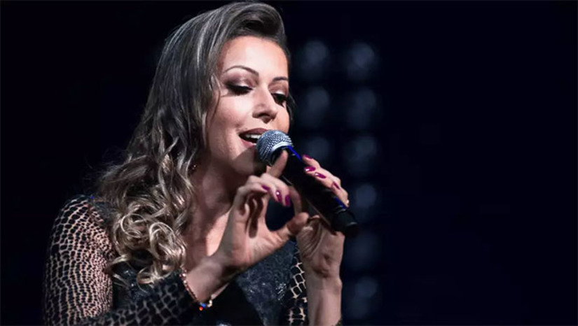 Imagem 1 -  A paulista é uma das maiores cantores da música católica do Brasil e dona de uma voz inconfundível. Adriana Arydes se apresenta no Polo São João, a partir das 21 horas.  A artista possui mais de 20 anos de estrada, 10 CDs e 2 DVDs gravados e uma das carreiras mais sólidas do segmento religioso. Em 2019, a cantora foi indicada ao Grammy Latino 2019 na categoria “Melhor Álbum Cristão”, com o CD “Sagrado”.