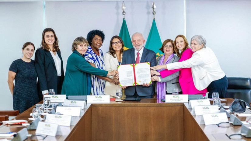 Imagem 1 -  Lula sanciona PL que cria plano de metas para o enfrentamento da violência doméstica. O projeto, sancionada nesta segunda-feira (17), deverá ser executado de maneira colaborativa pela União, estados, municípios e o Distrito Federal, e terá validade de dez anos com atualização obrigatória a cada dois anos. A proposta também cria a Rede Estadual de Enfrentamento à Violência contra a Mulher e a Rede de Atendimento à Mulher em Situação de Violência. Essas redes serão compostas pelos órgãos públicos de segurança, saúde, justiça, assistência social, educação e direitos humanos, além de representantes da sociedade civil.