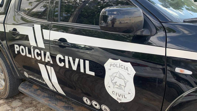 Imagem 1 -  Condenado por tentar matar a própria cunhada com um tiro é preso em Upanema. O crime aconteceu em 2018, durante uma discussão familiar. O homem, de 45 anos, foi condenado a uma pena de 8 anos de reclusão, a ser cumprida inicialmente em regime fechado. Segundo a polícia civil, nesta segunda-feira (17), ele se apresentou  voluntariamente na delegacia da cidade de Upanema/RN, onde foi cumprido seu mandado de prisão definitiva.