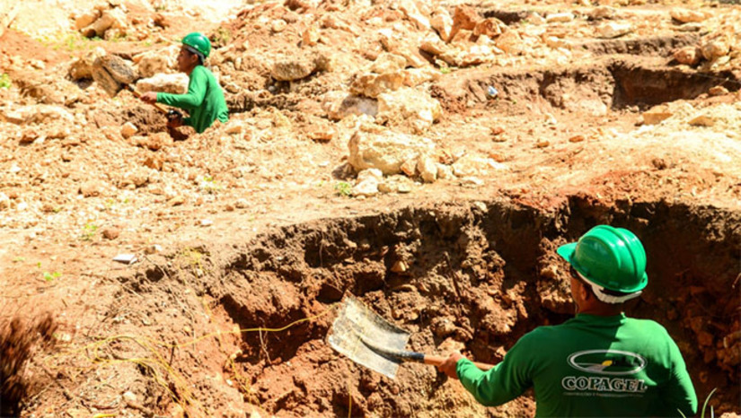 Imagem 1 -  A obra encontra-se em estágio avançado, tendo já completado de maneira significativa a parte de fundação e a estrutura de ferragem. Paralelamente, a parte de ferragem, fundamental para a integridade estrutural do edifício, avança a passos largos com a confecção das colunas e malha de ferro. Ao todo são 20 obras da Saúde em andamento. Quatro CAPSs, 15 UBSs, sendo três na zona urbana e doze na zona rural, e a Policlínica de Mossoró.