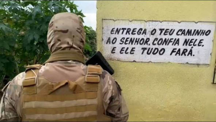 Imagem 1 -  Advogado e dois integrantes de facção são presos por ameaçar policiais penais em Natal . As prisões em flagrante aconteceram nesta terça-feira (18), no âmbito da “Operação Protetor”, deflagrada pela Deicor, em atuação conjunta com a Secretaria de Administração Penitenciária (SEAP). A investigação começou em abril deste ano, quando houve apreensões de celulares por parte da Polícia Penal no complexo prisional de Alcaçuz, em Nísia Floresta. No decorrer da investigação, foram detectadas ameaças a servidores públicos e supostos envolvimentos de advogados e servidores do sistema prisional no auxílio aos encarcerados.
