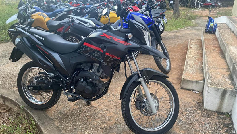 Imagem 1 - Polícia desmantela grupo criminoso especializado em adulteração de veículos em Mossoró. A segunda fase da “Operação Réplica” foi deflagrada nesta terça-feira (18) e resultou na recuperação de três motocicletas que haviam sido roubadas na região. Duas das motocicletas foram localizadas em um condomínio de luxo do bairro Aeroporto, enquanto a terceira havia sido abandonada na zona rural de Mossoró. Na primeira fase da operação, deflagrada no dia 13 de junho, três suspeitos de integrarem o grupo criminoso foram presos e 8 motocicletas foram recuperadas. Imagem 1 - Polícia desmantela grupo criminoso especializado em adulteração de veículos em Mossoró. A segunda fase da “Operação Réplica” foi deflagrada nesta terça-feira (18) e resultou na recuperação de três motocicletas que haviam sido roubadas na região. Duas das motocicletas foram localizadas em um condomínio de luxo do bairro Aeroporto, enquanto a terceira havia sido abandonada na zona rural de Mossoró. Na primeira fase da operação, deflagrada no dia 13 de junho, três suspeitos de integrarem o grupo criminoso foram presos e 8 motocicletas foram recuperadas.