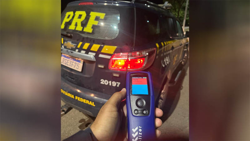 Imagem 1 - PRF já registrou 47 ocorrências de natureza criminal desde o início do MCJ. Ao todo, de acordo com Rodrigo Fernandes, chefe da Delegacia da PRF em Mossoró, foram 9 prisões pelo crime de embriaguez ao volante, uma arma de fogo com 31 munições apreendidas, além da confecção de vários Termos Circunstanciados de Ocorrência por outras infrações. Além das prisões, a PRF ainda autuou outros 76 condutores por dirigirem seus veículos sob efeitos de álcool, que irão responder a sanções administrativas. Rodrigo ainda citou duas situações que se destacaram, sendo uma em Mossoró e outra em Assú, cujos festejos juninos começaram na semana passada, onde os condutores precisaram ser retirados dos veículos pelos agentes, por estarem completamente sem condições de, sequer, descerem em virtude da embriaguez. Imagem 1 - PRF já registrou 47 ocorrências de natureza criminal desde o início do MCJ. Ao todo, de acordo com Rodrigo Fernandes, chefe da Delegacia da PRF em Mossoró, foram 9 prisões pelo crime de embriaguez ao volante, uma arma de fogo com 31 munições apreendidas, além da confecção de vários Termos Circunstanciados de Ocorrência por outras infrações. Além das prisões, a PRF ainda autuou outros 76 condutores por dirigirem seus veículos sob efeitos de álcool, que irão responder a sanções administrativas. Rodrigo ainda citou duas situações que se destacaram, sendo uma em Mossoró e outra em Assú, cujos festejos juninos começaram na semana passada, onde os condutores precisaram ser retirados dos veículos pelos agentes, por estarem completamente sem condições de, sequer, descerem em virtude da embriaguez.