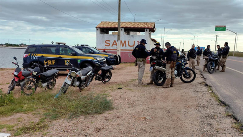 Imagem 1 -  PRF prende 3 homens com motos adulteradas em Areia Branca; um 4º foi preso por racha em via pública . As prisões aconteceram nesta terça-feira (18), no âmbito da Operação “Festejo Junino”, que está sendo realizada pela Polícia Rodoviária Federal em todo o país. Três motocicletas adulteradas também foram recuperadas. Segundo o chefe da Delegacia da PRF em Mossoró, Rodrigo Fernandes, a operação foi realizada em Areia Branca em virtude do alto número de motocicletas adulteradas localizadas na cidade desde o início do ano de 2024. 12 no total. Ainda segundo Rodrigo, um motoqueiro tentou fugir empinando o pneu dianteiro da moto, ao avistar a presença dos policiais, mas acabou sendo perseguido e preso. Ele também não possuía habilitação.