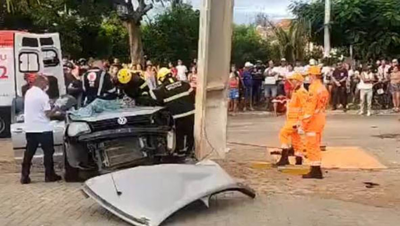 Imagem 1 -  Condutor é socorrido em estado grave para o HRTM após colidir carro em poste . O caso aconteceu na tarde desta quarta-feira (19), na Av. Senador Petrônio Portela, no Abolição IV, em Mossoró. O condutor, cujo nome ainda não foi divulgado, teria perdido o controle do carro que conduzia, um Polo, e colidido com um poste de alta tensão. O corpo de bombeiros precisou fazer a retirada do teto do veículo para retirar o condutor de dentro. De acordo com o médico Jacson, do Samu, o homem precisou ser intubado e foi levado para o HRTM em estado grave. Ele também apresentava hematomas na cabeça e no braço esquerdo.