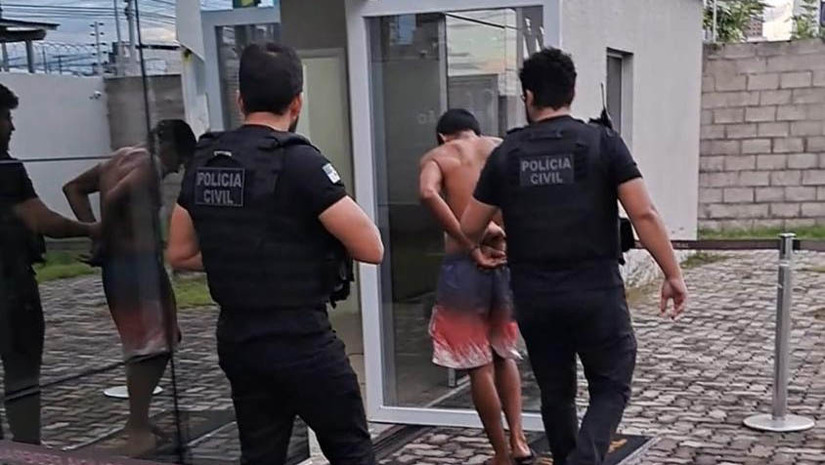 Imagem 1 - Suspeito de roubo a caminhão dos Correios no ano de 2020 é preso em Mossoró. A prisão, realizada pela equipe da Defur, aconteceu nesta quarta-feira (19), no Abolição IV. Contra o suspeito, um homem de 31 anos, havia um mandado de prisão preventiva, expedido pela 10ª Vara Federal. De acordo com as investigações, o suspeito teria participado, com um grupo de aproximadamente seis pessoas, de um roubo a um caminhão dos Correios em 2020. Na ocasião, a organização criminosa praticou atos de violência e roubou mercadorias valiosas. Foi constatado também que ele estava foragido da Justiça desde o cometimento do crime. Imagem 1 - Suspeito de roubo a caminhão dos Correios no ano de 2020 é preso em Mossoró. A prisão, realizada pela equipe da Defur, aconteceu nesta quarta-feira (19), no Abolição IV. Contra o suspeito, um homem de 31 anos, havia um mandado de prisão preventiva, expedido pela 10ª Vara Federal. De acordo com as investigações, o suspeito teria participado, com um grupo de aproximadamente seis pessoas, de um roubo a um caminhão dos Correios em 2020. Na ocasião, a organização criminosa praticou atos de violência e roubou mercadorias valiosas. Foi constatado também que ele estava foragido da Justiça desde o cometimento do crime.