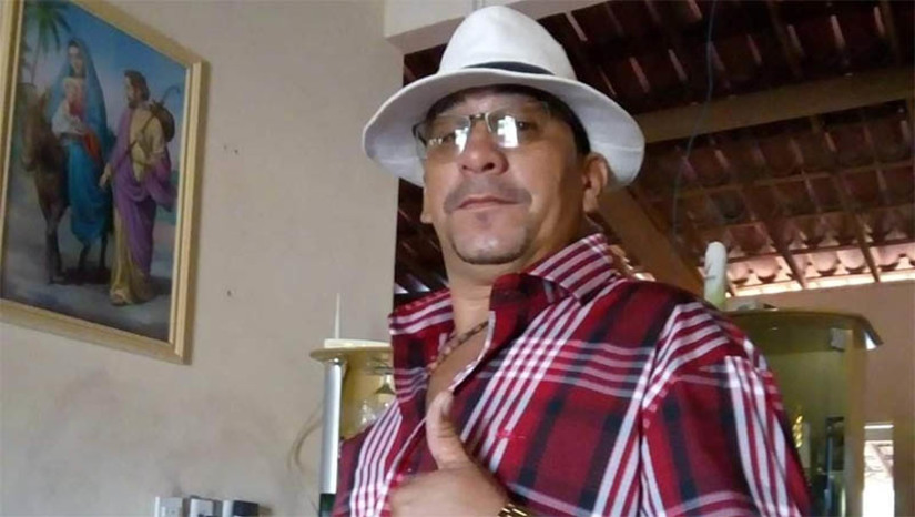 Imagem 1 -  Guarda Municipal é assassinado a tiros dentro de casa em Caraúbas; suspeitos atiraram cerca de 25 vezes. O crime aconteceu por volta das 20h40 desta quarta-feira (19). De acordo com informações da Polícia Militar, a vítima, identificada como Antônio Marcos Lucas Fernandes, foi assassinada a tiros no sofá de sua casa, localizada no bairro Leandro Bezerra. O crime teria sido cometido por dois suspeitos, que chegaram ao local em um moto tipo Bros, de cor branca. No local, os peritos do Itep recolheram 26 estojos de munição calibre .40 e duas munições intactas. A polícia civil vai investigar o caso.