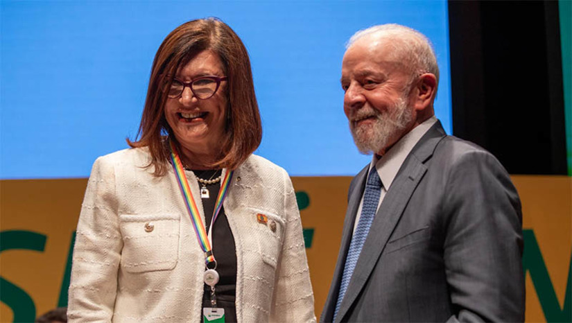 Imagem 1 -  Petrobras está sob novo comando; Magda Chambriard tomou posse nesta quarta (19). A cerimônia de posse da nova presidenta da estatal contou com a presença do  do presidente da República, Luiz Inácio Lula da Silva, do ministro de Minas e Energia, Alexandre Silveira, mais seis ministros, além de presidentes de estatais e outras autoridades. O evento ocorreu no Centro de Pesquisas (Cenpes) da companhia. 