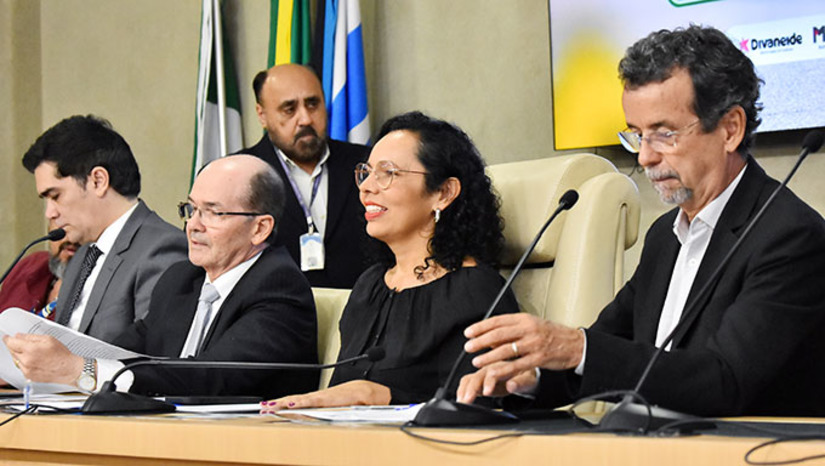 Imagem 1 -  A audiência pública foi proposta pela deputada estadual Divaneide Basílio (PT), com a presença do DNIT e da Secretaria Estadual de infraestrutura. Em sua exposição, o diretor-executivo do DNIT, Carlos Antônio Rocha de Barros, explicou que, dos 1.546 quilômetros de rodovias federais que cortam o Rio Grande do Norte, 90% são consideradas boas ou regulares, enquanto 10% são consideradas ruins ou péssimas.  De acordo com o diretor, em um ano e meio, o DNIT já investiu aproximadamente R$ 380 milhões, valor maior do que a soma dos três anos anteriores.