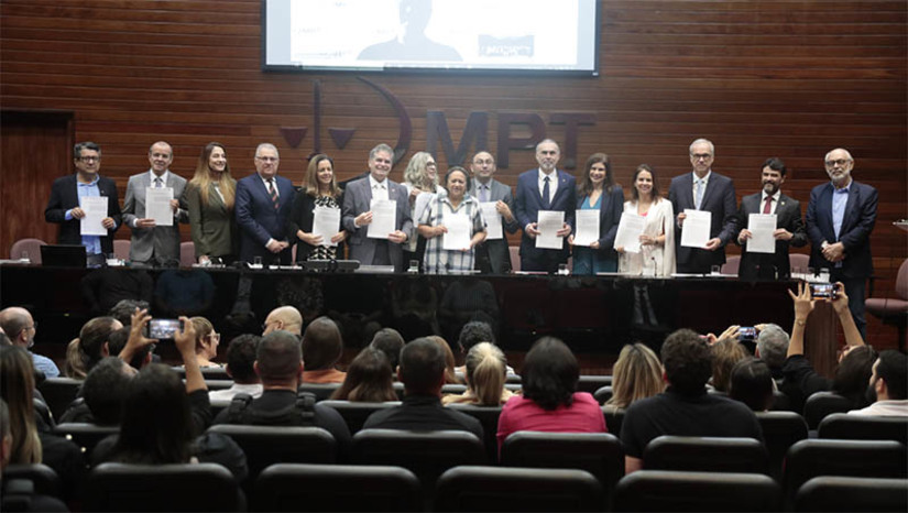 Imagem 1 -  Rio Grande do Norte ganha Rede de Trabalho Decente no Sistema Prisional. Um Termo de Cooperação Técnica foi assinado, nesta segunda-feira (14), entre o Governo do RN e o Ministério Público do Trabalho (MPT). A Rede Potiguar de Trabalho Decente tem como objetivo a ação produtiva e a promoção do trabalho decente no sistema prisional. A medida beneficia aqueles que ainda não estão amparados pelas aulas na modalidade Educação de Jovens e Adultos nem foram contemplados com os cursos de nível superior na modalidade EAD, para que possam ter a oportunidade de se qualificar para exercer uma profissão e se reintegrar ao convívio social.