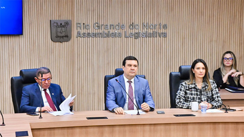 Imagem 1 -  O projeto é de autoria do deputado Dr. Kerginaldo (PSDB), e trata da notificação compulsória de casos suspeitos e confirmados de esporotricose humana aos órgãos de saúde pública do estado. A esporotricose é uma micose subcutânea causada pelo fungo do gênero Sporothrix, que pode afetar tanto humanos quanto animais, com os gatos sendo os principais transmissores da doença. Dr. Kerginaldo justificou a importância do projeto destacando os riscos de infecção para profissionais de saúde, donos de gatos e trabalhadores que lidam com vegetais e madeira.