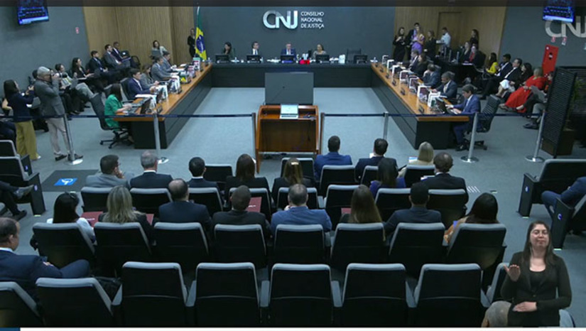 Imagem 1 - O juiz Orlan Donato Rocha, da 15ª Vara Federal, com sede em Ceará Mirim-RN, foi afastado da função para que seja feito uma reanálise na acusação de assédio ou importunação sexual, fatos estes que teriam ocorrido no período que era titular na 8ª Vara Federal, em Mossoró-RN, e que, já havia sido investigado pela Corregedoria da Justiça Federal de Recife, que entendeu, na época não ocorrido assédio e ou importunação sexual. E, sim, comportamento inapropriado em ambiente de trabalho e o puniram com “censura reservada”. Nesta terça-feira, o CNJ decidiu por reavaliar esta decisão. A defesa sustenta tese de que não houve assédio ou importunação sexual e reconhece, no entanto, comportamento inapropriado. Imagem 1 - O juiz Orlan Donato Rocha, da 15ª Vara Federal, com sede em Ceará Mirim-RN, foi afastado da função para que seja feito uma reanálise na acusação de assédio ou importunação sexual, fatos estes que teriam ocorrido no período que era titular na 8ª Vara Federal, em Mossoró-RN, e que, já havia sido investigado pela Corregedoria da Justiça Federal de Recife, que entendeu, na época não ocorrido assédio e ou importunação sexual. E, sim, comportamento inapropriado em ambiente de trabalho e o puniram com “censura reservada”. Nesta terça-feira, o CNJ decidiu por reavaliar esta decisão. A defesa sustenta tese de que não houve assédio ou importunação sexual e reconhece, no entanto, comportamento inapropriado.
