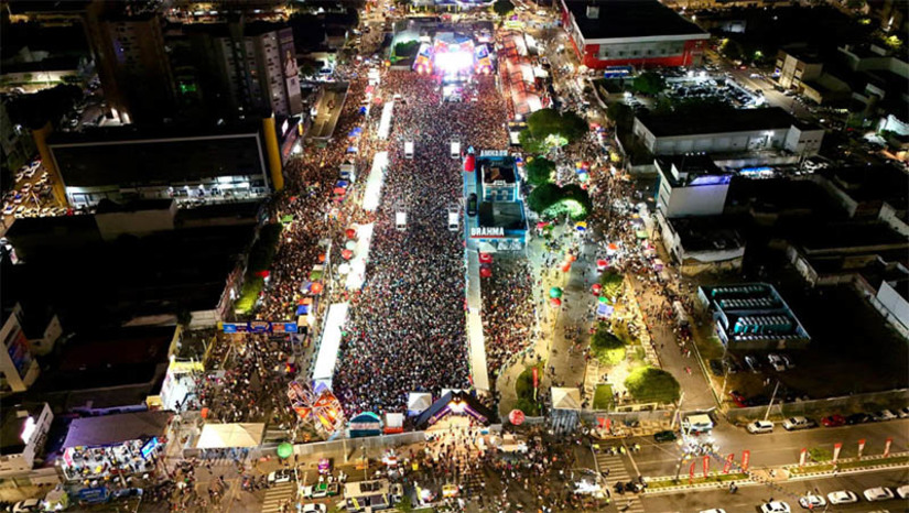 Imagem 1 -  Confira a programação completa da última semana do Mossoró Cidade Junina 2024. No Polo Estação das Artes Poeta Elizeu Ventania, sobem ao palco na quinta (27) e na sexta-feira (28), artistas como Luan Santana, Mari Fernandes, Gustavo Mioto e Alok. Fechando a programação do MCJ, o “Boca da Noite” também promete atrair uma multidão à avenida Rio Branco, no sábado (29), a partir das 18h, com animação de Léo Santana, João Neto Pegadão, Thabata, Muny Santos, entre outros.