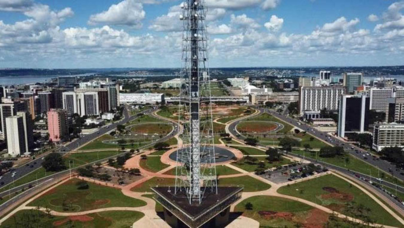 Imagem 1 -  [COLUNA ESPLANADA] O Plano de Preservação do Conjunto Urbanístico de Brasília (PPCUB), que já rendeu polêmica sobre o desmantelo de Brasília na visão de arquitetos e historiadores, vai parar na Justiça. A senadora Leila Barros (PSB-DF) avisou que só espera a publicação da lei no D.O. para provocar o Ministério Público do DF e Territórios, junto com associações contrárias. Aprovado em tempo recorde semana passada, o projeto, de mais de mil páginas, foi apresentado em março deste ano e prevê mais desmate do cerrado no Plano Piloto e regiões nobres de Brasília para atender o setor imobiliário, com o argumento de ordenamento da cidade. Há no forno um dossiê sobre as drásticas mudanças anteriores e as futuras. Brasília corre risco de perder o título de cidade tombada pela Unesco, diz a historiadora e escritora Leiliane Rebouças, recém-empossada como membro do Instituto Histórico e Geográfico do DF.