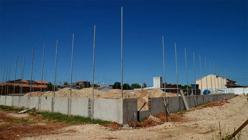 Imagem 1 -  Obras do complexo esportivo do Planalto estão avançadas e com áreas quase finalizadas. O equipamento representa um marco importante para a comunidade local, trazendo não apenas melhorias na infraestrutura esportiva, mas também um significativo avanço social. A obra faz parte do programa “Mossoró Realiza”. O complexo esportivo comporta campo de futebol, quadra de vôlei de areia, academia da primeira idade, da terceira idade, uma área de vivência e passeio para a população caminhar, iluminação em LED e totalmente acessível.