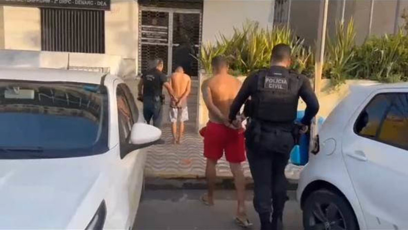 Imagem 1 -  As prisões de dois homens de 23 anos aconteceram nesta quarta-feira (26), no bairro Santo Antônio. As investigações, conduzidas pela equipe da Denarc, apontaram que os investigados, integrantes de uma facção criminosa, movimentaram, em menos de um mês, mais de vinte armas de fogo e 50 quilos de maconha, "skank", "crack" e cocaína. Além disso, ambos teriam participado dos atos criminosos contra o Estado do Rio Grande do Norte, ocorridos em março de 2023.