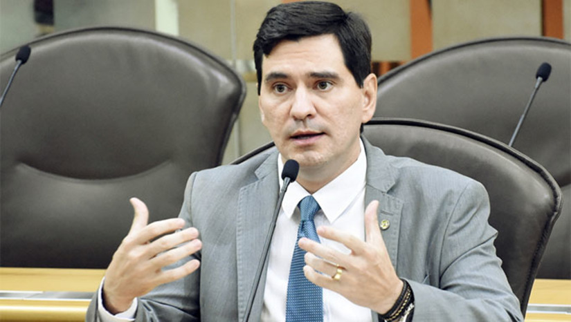 Imagem 1 -  A disputa para vaga de conselheiro do Tribunal de Contas do Estado (TCE) estava entre George Soares e o deputado Gustavo Carvalho (PSDB), o resultado final foi de 12 votos a 11, com 1 voto nulo. George Soares tem 45 anos, é formado em Ciências Contábeis, e foi eleito deputado estadual pela primeira vez em 2010. Atualmente, exerce o quarto mandato consecutivo. Ele foi reeleito com 50.037 votos nas eleições de 2022. Com a eleição de George, assume  o mandato na Assembleia até 2026 o ex-deputado e suplente Vivaldo Costa (PV).