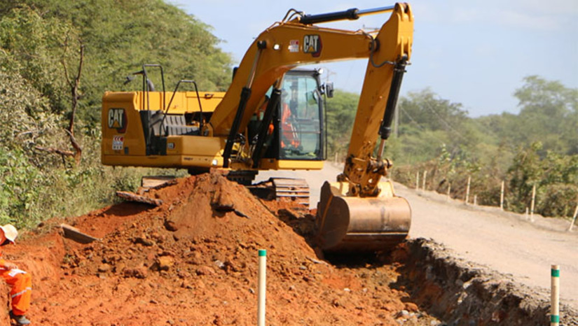 Imagem 1 -  As obras chegaram nesta semana em um dos trechos mais críticos da rodovia, situado em área de lagoa e onde é recorrente o aparecimento de buracos devido à umidade do solo na região. No local, todo o antigo asfalto está sendo retirado para um trabalho mais minucioso e que garanta maior durabilidade. As obras na RN-015, compreende 44 quilômetros dos 210,5 km contemplados no primeiro lote das ações de recuperação de rodovias do Rio Grande do Norte e foram iniciadas em maio juntamente com a RN-117, entre Governador Dix-sept Rosado e Mossoró, e na RN-177, de Pau dos Ferros a São Miguel, também em ritmo acelerado de execução.