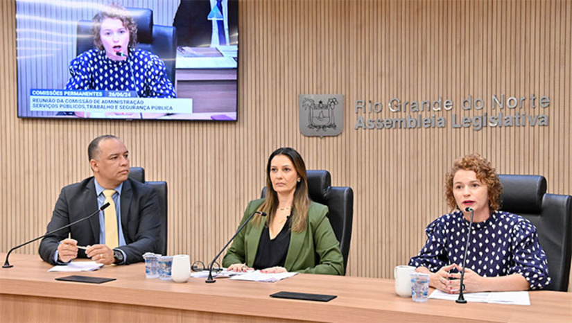 Imagem 1 -  A Comissão de Administração, Serviços Públicos, Trabalho e Segurança Pública (CASPTSP) da Assembleia Legislativa, aprovou na reunião desta quarta-feira (26), o projeto de iniciativa do Governo do Estado que cria a Secretaria de Estado da Cultura (Secult). Já aprovada na Comissão de Constituição e Justiça, a matéria seguirá para apreciação da Comissão de Educação antes da votação em plenário. O Projeto mais polêmico e que foi rejeitado à unanimidade, estabelecia a obrigatoriedade dos pais ou responsáveis por alunos de escolas públicas, ressarcirem o Estado por danos causados ao patrimônio material do estabelecimento de ensino. Com o voto favorável do relator, deputado Taveira Júnior, a matéria foi rejeitada pelas deputadas Isolda Dantas e Cristiane Dantas.