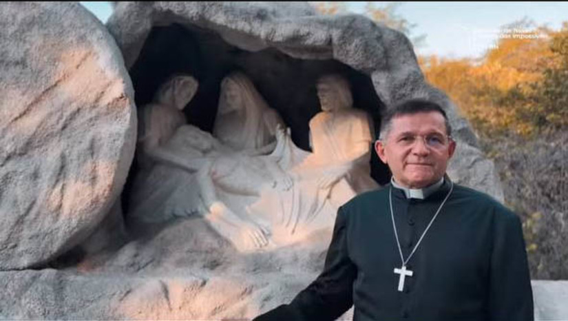 Imagem 1 -  Via Sacra do Santuário de Nossa Senhora dos Impossíveis vai alavancar o turismo religioso em Patu. O Complexo será inaugurado no dia 5 de julho de 2024. Ao todo, são 33 esculturas, representando as 14 estações da Via Sacra, que ficarão dispostas por toda a ladeira que dá acesso ao Santuário de Nossa Senhora dos Impossíveis. As esculturas foram produzidas pelo escultor baiano Félix Sampaio e cada uma tem cerca de 2m de altura. O complexo ainda contará com um novo calçadão e iluminação completa. Segundo o prefeito Rivelino Câmara, a expectativa é que a obra alavanque ainda mais o turismo religioso, gerando emprego e renda para o município de Patu.
