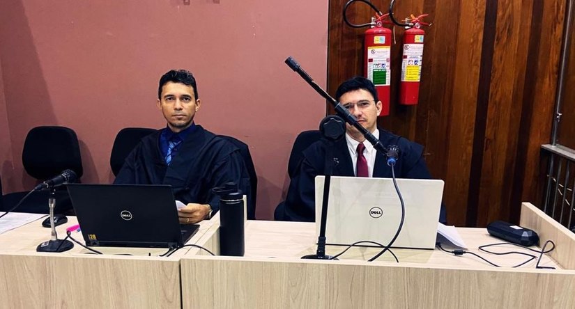 Imagem 1 - O Tribunal do Júri Popular decidiu que o taxista Antônio Luiz da Silva, conhecido por Coroa, de 50 anos, é inocente da acusação de duplo homicídio, que teve como vítimas Adriano da Silva Teles, o Caroço, e José Carlos da Silva Costa, crime este ocorrido no dia 28 de maio de 2015. O crime aconteceu na região do Portal das Termas e os corpos foram encontrados horas depois nas margens de uma estrada carroçável no acesso à localidade de Rancho da Caça. A defesa do réu alegou que as provas no processo eram frágeis e não sustentavam a acusação de duplo homicídio qualificado. A tese também foi aceita pelo MPRN. Imagem 1 - O Tribunal do Júri Popular decidiu que o taxista Antônio Luiz da Silva, conhecido por Coroa, de 50 anos, é inocente da acusação de duplo homicídio, que teve como vítimas Adriano da Silva Teles, o Caroço, e José Carlos da Silva Costa, crime este ocorrido no dia 28 de maio de 2015. O crime aconteceu na região do Portal das Termas e os corpos foram encontrados horas depois nas margens de uma estrada carroçável no acesso à localidade de Rancho da Caça. A defesa do réu alegou que as provas no processo eram frágeis e não sustentavam a acusação de duplo homicídio qualificado. A tese também foi aceita pelo MPRN.