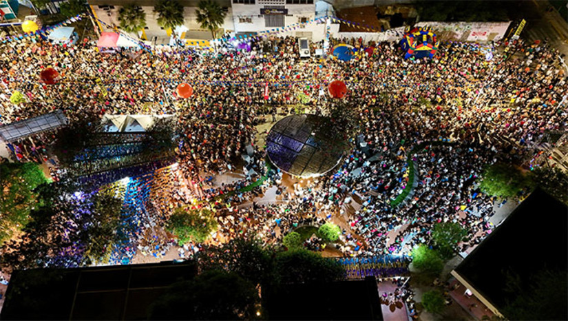 Imagem 1 -   Mais uma vez um grande público, que acompanhou com alegria a apresentação do poeta cearense Bráulio Bessa. Uma multidão compareceu ao Memorial da Resistência, no coração do São João mais cultural do mundo, para prestigiar o talento e as histórias do artista.  “A poesia tem esse poder de transformar e de transportar. Transformar vidas, transportar pessoas, e estar aqui em Mossoró hoje é o sinal que a poesia me leva para lugares muito especiais e ao mesmo tempo me leva para dentro de casa, porque o povo faz com que eu me sinta em casa aqui”, afirmou Bráulio antes de subir ao palco.