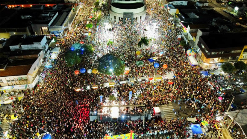 Imagem 1 -  “Boca da Noite” encerra o São João de Mossoró com nove atrações no sábado, 29. O evento começa pontualmente às 18h, no Corredor Cultural.  Um dos grandes nomes do “Boca Noite” é o cantor Léo Santana, mas também se apresentam na noite Thábata Mendes, Abiel, Lucas Lima, João Neto Pegadão, Banda Bakulejo, Maxon Comando e Forró com Ella e Muny Santos. A Prefeitura de Mossoró reforça que não será permitido acessar o perímetro do evento com garrafas de vidro e objetos cortantes. No entanto, será liberada a entrada de bebidas em lata, garrafa pet, cooler e bolsa térmica.