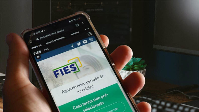 Imagem 1 - MEC abre inscrições para as vagas remanescentes do Fies do primeiro semestre de 2024. As inscrições devem ser feitas exclusivamente pela internet, por meio do sistema de seleção do Fies (Fies Seleção), disponível no Portal Acesso Único do MEC. O sistema ficará aberto para os interessados até 1º de julho. As vagas remanescentes do Fies referem-se às oportunidades de financiamento que não foram preenchidas durante as etapas regulares de seleção do programa. Elas são destinadas exclusivamente aos estudantes efetivamente matriculados no curso, turno e local de oferta para os quais se inscreveram. Imagem 1 - MEC abre inscrições para as vagas remanescentes do Fies do primeiro semestre de 2024. As inscrições devem ser feitas exclusivamente pela internet, por meio do sistema de seleção do Fies (Fies Seleção), disponível no Portal Acesso Único do MEC. O sistema ficará aberto para os interessados até 1º de julho. As vagas remanescentes do Fies referem-se às oportunidades de financiamento que não foram preenchidas durante as etapas regulares de seleção do programa. Elas são destinadas exclusivamente aos estudantes efetivamente matriculados no curso, turno e local de oferta para os quais se inscreveram.