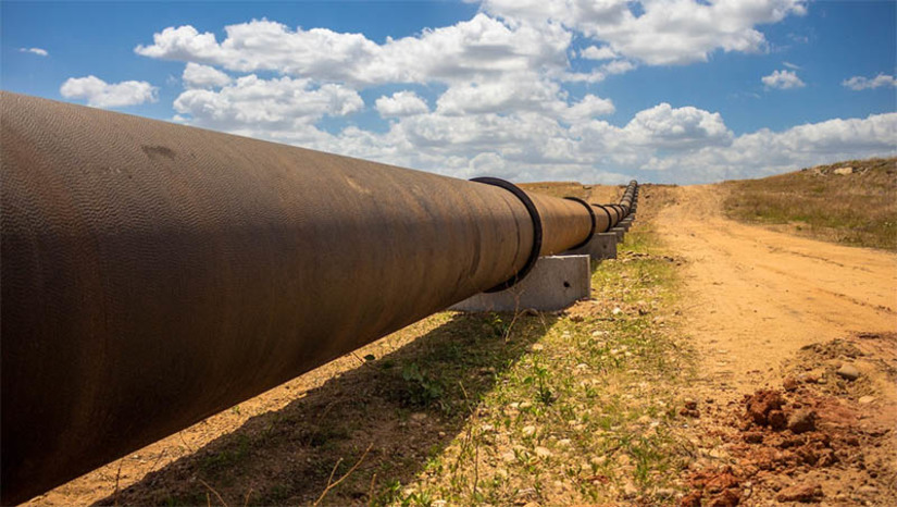 Imagem 1 -  Adutora Riachuelo-Santa Maria será inaugurada nesta sexta-feira, 28. A Caern concluiu a implantação da adutora de 15 km entre as cidades de Riachuelo e Santa Maria. A obra, que representou um investimento de R$ 2,7 milhões, garantirá um aumento de quase 200% na oferta de água para a cidade, beneficiando diretamente todos os seus habitantes. A inauguração está marcada para acontecer às 17h, com a presença da governadora Fátima Bezerra.