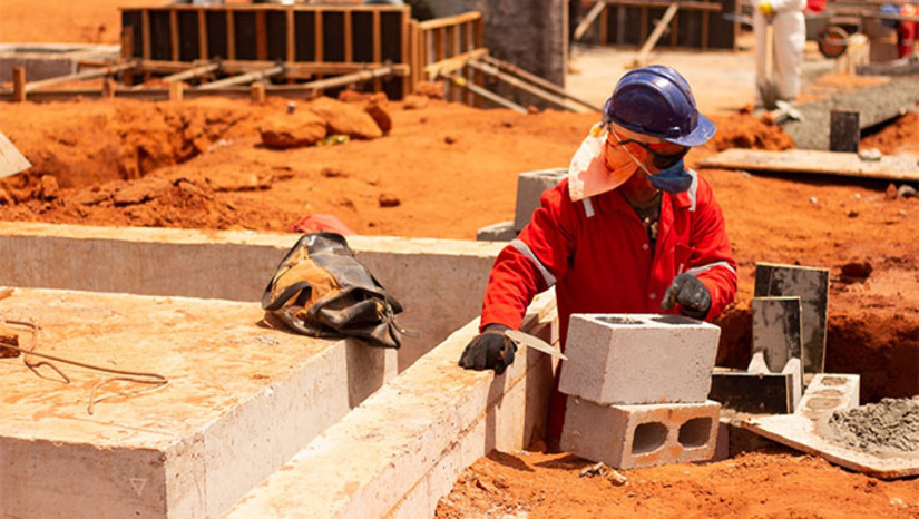 Imagem 1 - Em números absolutos, 301.555 pessoas saíram da condição mais grave de pobreza, o que representa uma redução de 56,9% no comparativo com 2021. As conclusões são de um levantamento elaborado pelo Centro de Estudos de Desenvolvimento do Nordeste, vinculado à Fundação Getúlio Vargas, com base em dados da Pesquisa Nacional por Amostra de Domicílios (PNAD) Contínua do IBGE. Em 2019 havia 422.336 pessoas em situação de pobreza extrema no RN, número que pulou para 530.017 em 2021, pior ano da Covid-19 no Brasil. Em 2023 esse contingente caiu para 228,4 mil, menor nível da série histórica da PNAD Contínua, iniciada em 2012. Imagem 1 - Em números absolutos, 301.555 pessoas saíram da condição mais grave de pobreza, o que representa uma redução de 56,9% no comparativo com 2021. As conclusões são de um levantamento elaborado pelo Centro de Estudos de Desenvolvimento do Nordeste, vinculado à Fundação Getúlio Vargas, com base em dados da Pesquisa Nacional por Amostra de Domicílios (PNAD) Contínua do IBGE. Em 2019 havia 422.336 pessoas em situação de pobreza extrema no RN, número que pulou para 530.017 em 2021, pior ano da Covid-19 no Brasil. Em 2023 esse contingente caiu para 228,4 mil, menor nível da série histórica da PNAD Contínua, iniciada em 2012.