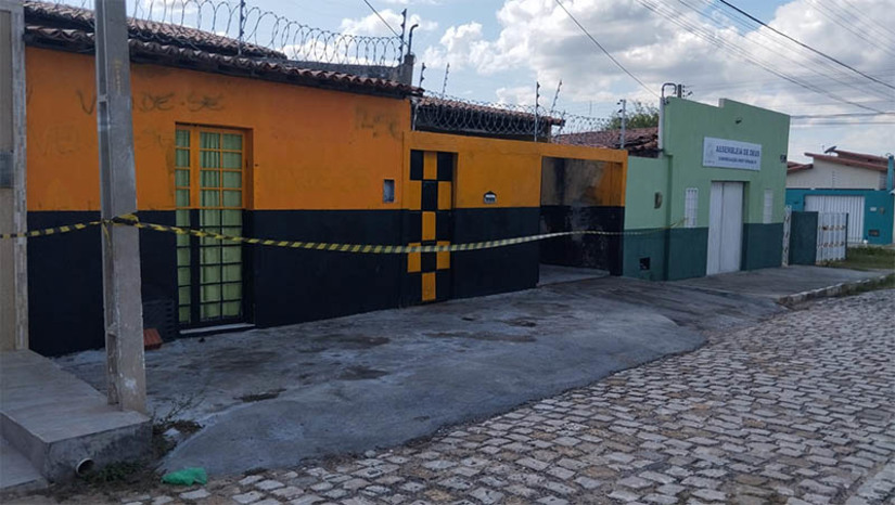 Imagem 1 -  Polícia prende homem por furtar energia de uma igreja para abastecer a própria oficina, no Rincão. O suspeito, um homem de 38 anos, foi preso em flagrante pela equipe da Defur, nesta sexta-feira (28). De acordo com as investigações, o homem vinha abastecendo sua oficina por meio do chamado “gato de energia”, realizado em uma igreja evangélica. Ele já tinha sido advertido sobre a ilegalidade da ligação clandestina por moradores e até mesmo por policiais, mas manteve a prática. Ele foi autuado por furto qualificado com base no artigo 155, §3º do Código Penal. A pena para este crime, em caso de condenação, é reclusão, de um a quatro anos, e multa.