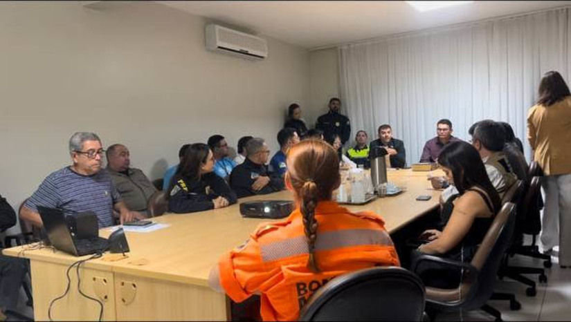 Imagem 1 - Lei Seca completa 16 anos; PVT reúne entidades para debater ações de conscientização. A reunião aconteceu na manhã desta sexta-feira (28), na sede da OAB Mossoró. Segundo a coordenadora do Programa Vida no Trânsito (PVT), a assistente social Ana Leine Carlos, o encontro teve o objetivo celebrar os 16 anos da Lei, além de debater as ações que cada órgão vem fazendo para garantir o sucesso da Lei Seca ao longo desses anos. Imagem 1 - Lei Seca completa 16 anos; PVT reúne entidades para debater ações de conscientização. A reunião aconteceu na manhã desta sexta-feira (28), na sede da OAB Mossoró. Segundo a coordenadora do Programa Vida no Trânsito (PVT), a assistente social Ana Leine Carlos, o encontro teve o objetivo celebrar os 16 anos da Lei, além de debater as ações que cada órgão vem fazendo para garantir o sucesso da Lei Seca ao longo desses anos.