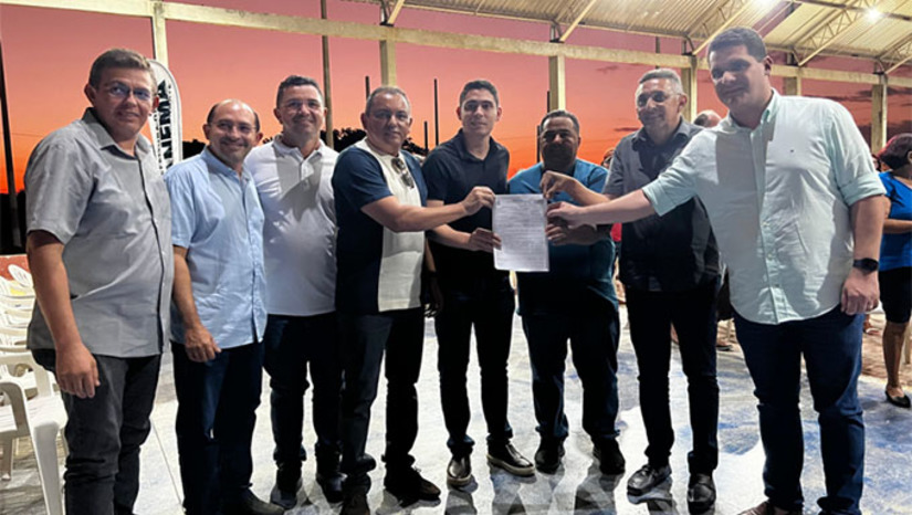 Imagem 1 -   A construção da adutora do Palheiros 3 é um sonho almejado há muitos anos e que agora começa a se tornar realidade. Para acabar de uma vez por todas com os problemas de abastecimento de água para as famílias da localidade, a gestão municipal conquistou a perfuração de um poço em convênio com a FUNASA, por indicação do deputado federal João Maia, e agora está investindo quase R$ 900 mil para construir a adutora e tornar real o sonho de décadas.