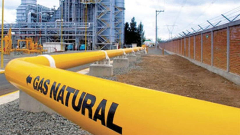 Imagem 1 -  [COLUNA ESPLANADA] Uma pesquisa inédita da Confederação Nacional da Indústria (CNI), que será divulgada hoje, revela que 14% das empresas do setor no Brasil utilizam gás natural no processo produtivo. Os dois principais motivos citados para a empresa não usar gás natural foram a falta de adequação aos processos e a falta de acesso ou fornecimento do insumo – a Coluna tem citado o assunto, em especial a redução da oferta pela Bolívia e a falta de dutos que podem ligar o campo de vaca muerta, na Argentina, ao Brasil, se houver negócio bilateral. Segundo o levantamento da CNI, o aumento do uso do gás natural está nos planos de 9% das indústrias. Já 21% delas informaram que a intenção é manter o uso, e 11% planejam reduzir. As duas fontes alternativas mais mencionadas em caso de substituição foram energia elétrica (31%) e energia solar (11%).
